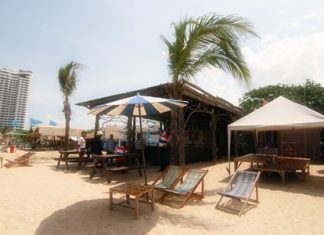 Officials set upon illegal shops set up along Najomtien Beach with the intent of having them removed.